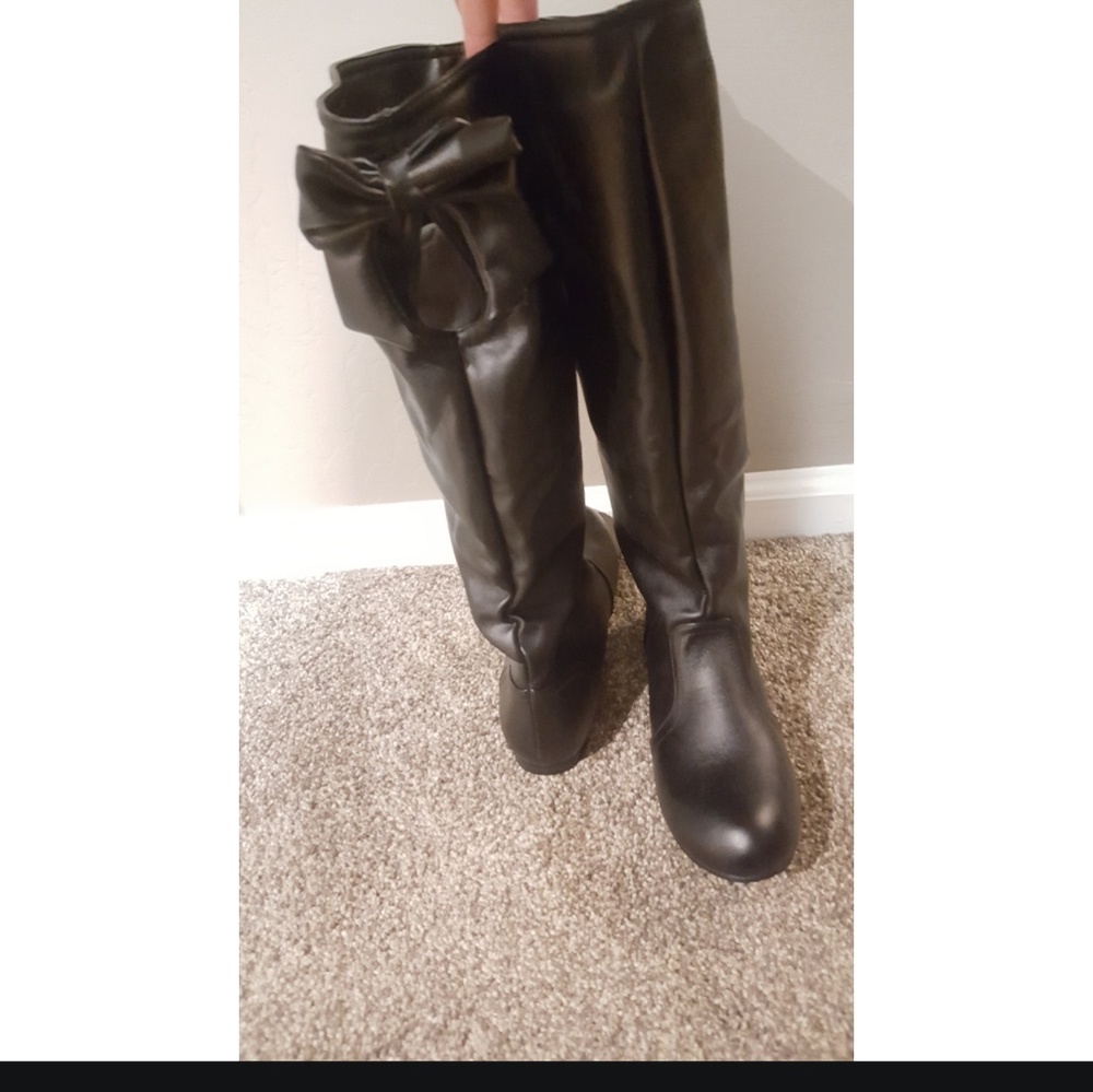 Black leather boots with cute bow on the back